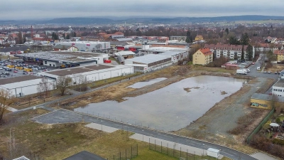 Die Brache im Glockengut aus südwestlicher Ansicht. Links daneben das neue Fachmarktzentrum. Hinter beiden Grundstücken verläuft quer die Ludwig-Thoma-Straße (im Bild nicht zu sehen). (Foto: Dörfler)