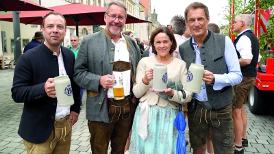 Tragen die Kultur in Bayreuth mit: Die Schaustellerfamilie Sommerer: Sven (l.) und Gudrun, zusammen mit Stadtrat Stefan Specht (2.v.l.), und Brauereichef Jeff Maisel (r.).  (Foto: sd)