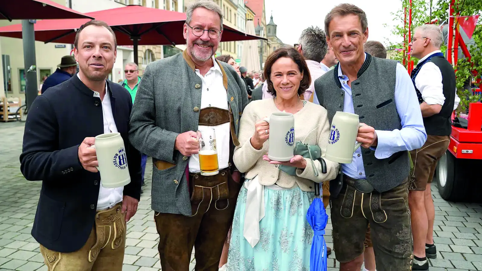 Tragen die Kultur in Bayreuth mit: Die Schaustellerfamilie Sommerer: Sven (l.) und Gudrun, zusammen mit Stadtrat Stefan Specht (2.v.l.), und Brauereichef Jeff Maisel (r.).  (Foto: sd)