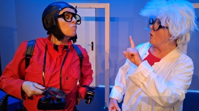 Die Gespensterjägerin Hedwig Kümmelsaft (Janin Fischer) mit dem Keks-Erfinder Zacharias Lieblich (Nadja Fischer). <br> (Foto: Kulturstadl)