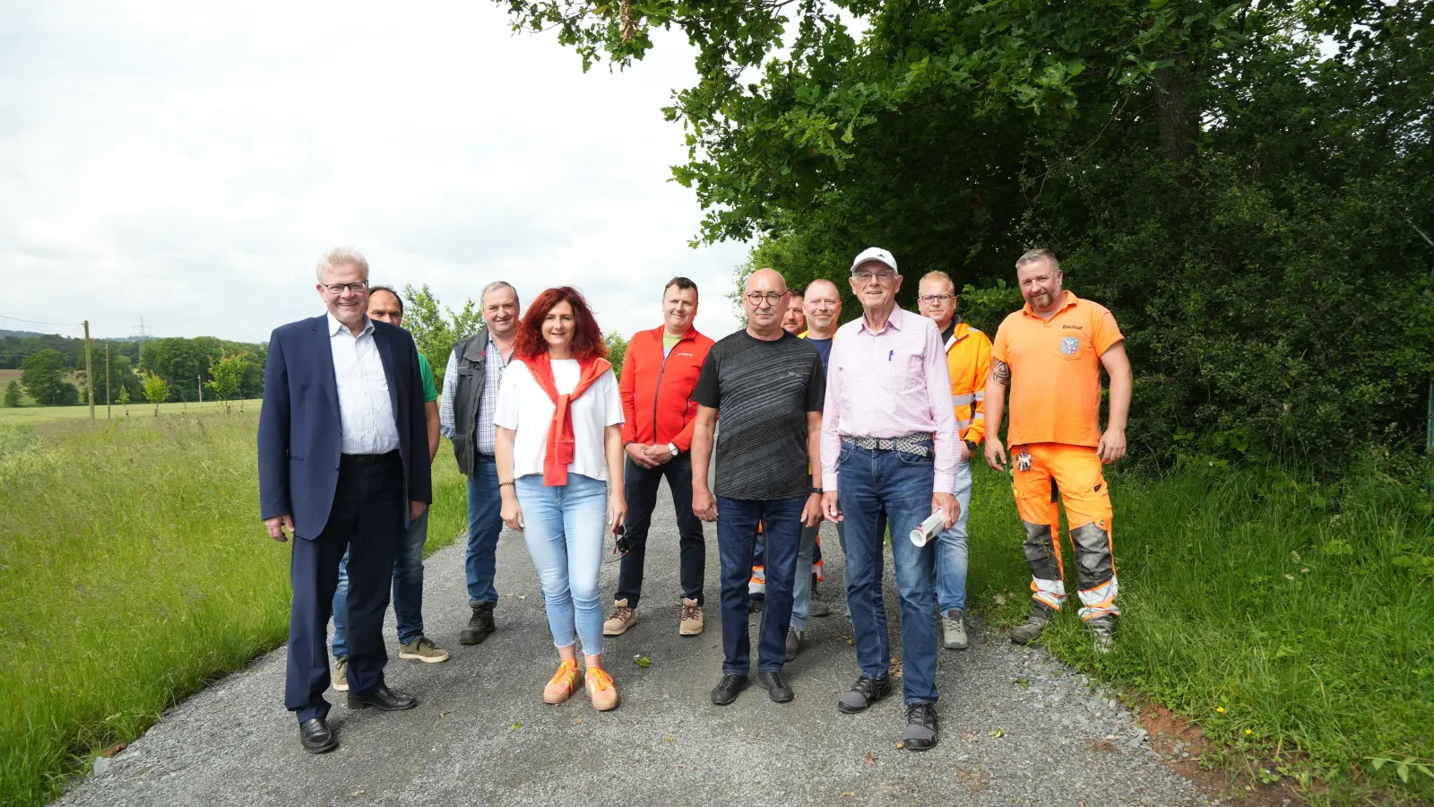 Sie freuen sich über den sanierten Verbindungsweg für Erholungssuchende, Landwirte sowie Radfahrerinnen und -fahrer: (vorne v.l.) Oberbürgermeister Thomas Ebersberger, Erste Bürgermeisterin Simone Kirschner, der Leiter des Tiefbauamts der Stadt Bayreuth, Gisbert Röhle, und Initiator Werner Kauper mit Grundstückseigentümern sowie Mitarbeitern der Gemeinde Heinersreuth und der Stadt Bayreuth.  (Foto: Stadt Bayreuth )